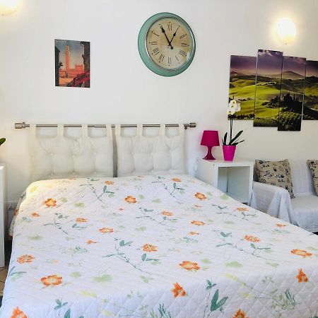 La Dolce Vita Studio With Free Private Parking Siena Exterior photo
