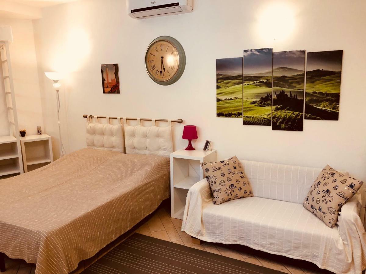 La Dolce Vita Studio With Free Private Parking Siena Exterior photo